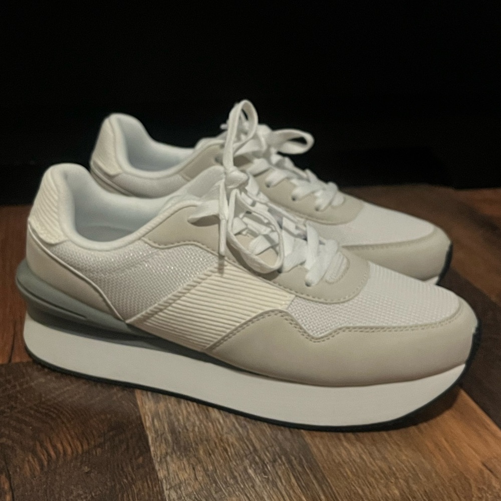 EUC WIDE Dream Pairs Comfy Women's Cream and White Sneakers